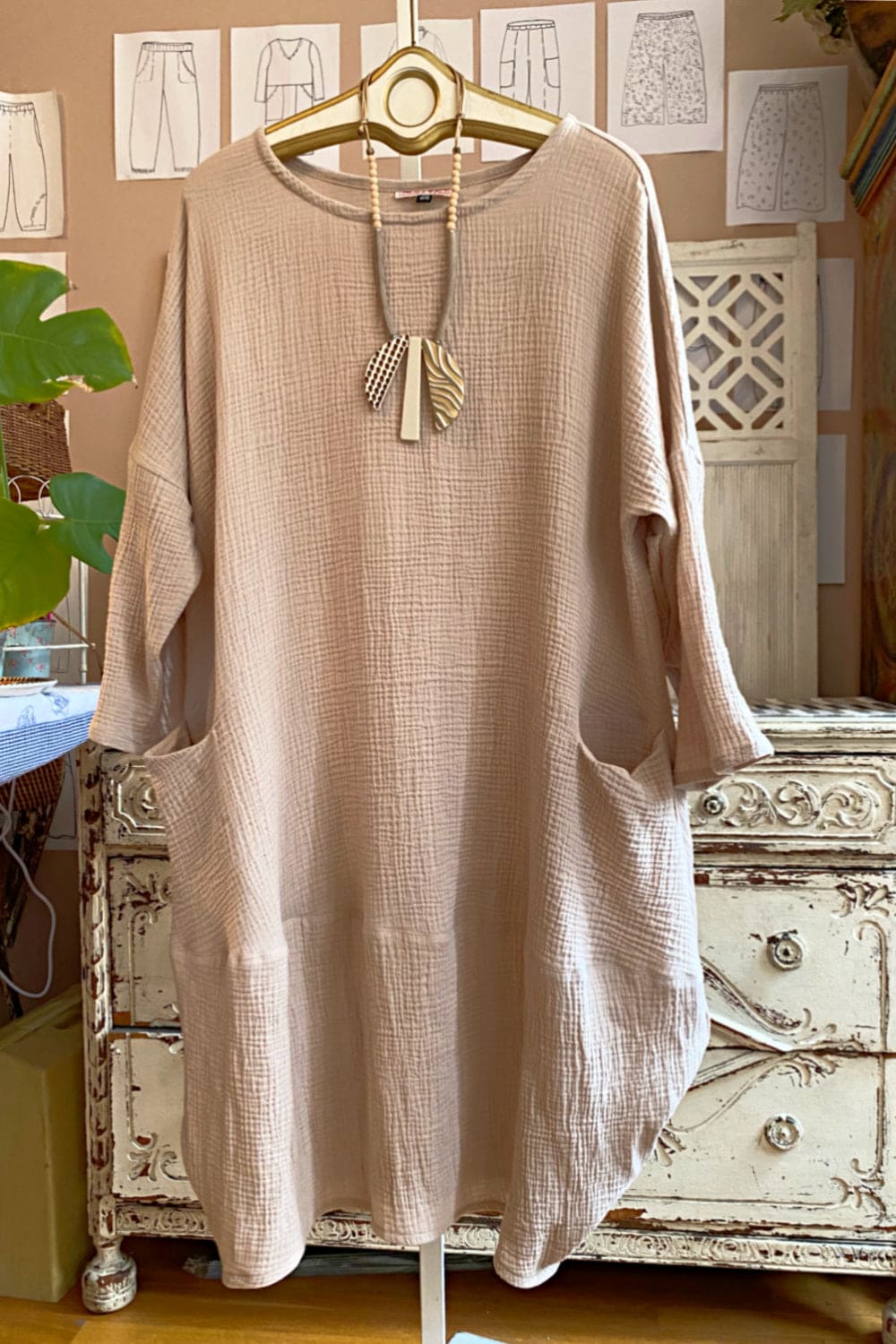 Beige coton loose fit dress with long sleeves and two front pockets