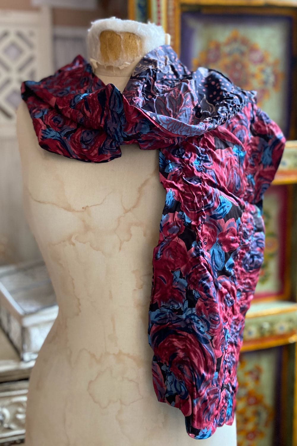 Floral reversible women's scarf.