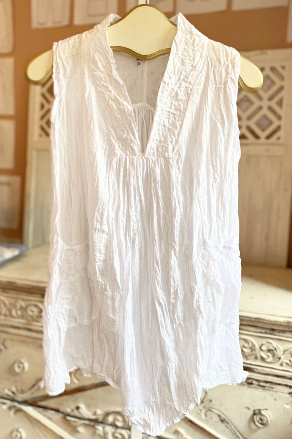 Crinkle cotton white tank tunic with two front pockets.